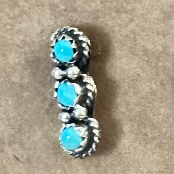 925 - Navajo crafted Sleeping Beauty Blue Turquoise. 3 round stones each earring - Picture 3 of 12